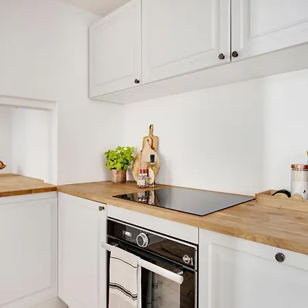 Sanders Central - Cute One-bedroom In The Middle Of It All Apartment *